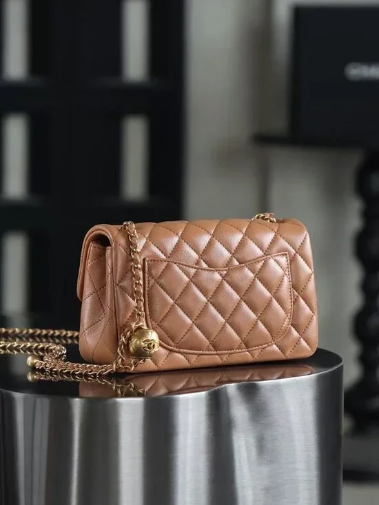 Classic CHANEL Bag: A Stylish and Versatile Choice for Elegance - Picture 6 of 7